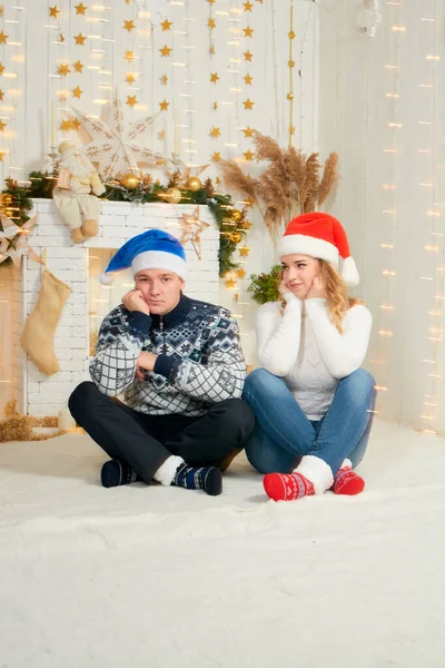 Piękna młoda para w miłości bawić się na tle Bożego Narodzenia. — Zdjęcie stockowe
