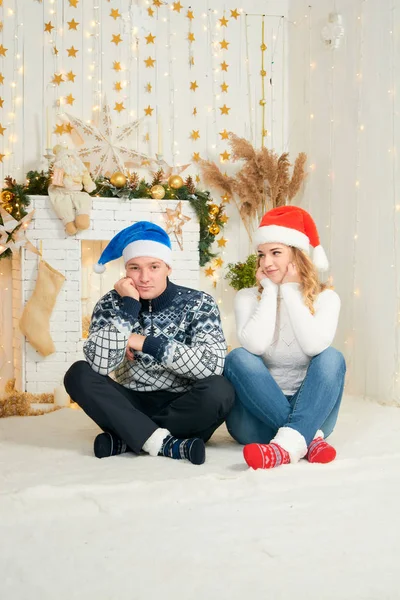 Belo jovem casal apaixonado se divertir no fundo de Natal . — Fotografia de Stock