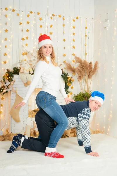 Mooi jong paar in liefde veel plezier op kerst achtergrond. — Stockfoto