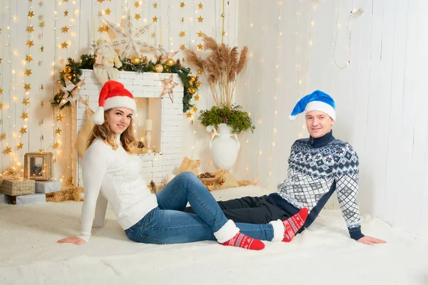 Mooi jong paar in liefde veel plezier op kerst achtergrond. — Stockfoto