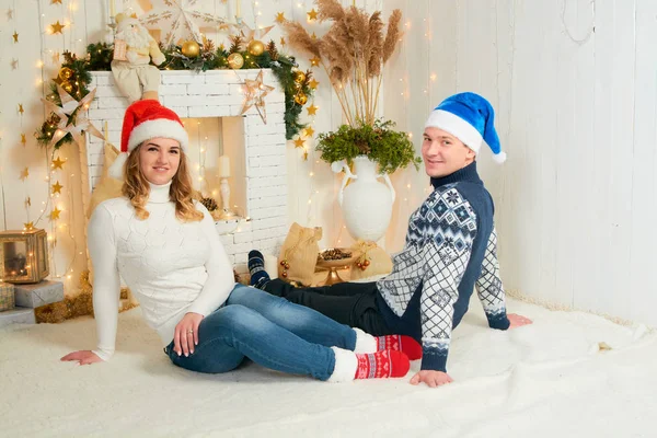 Mooi jong paar in liefde veel plezier op kerst achtergrond. — Stockfoto