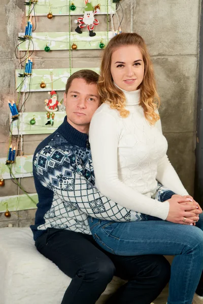 Mooi jong paar in liefde veel plezier op kerstboom achtergrond. — Stockfoto