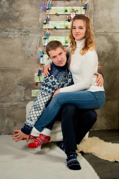 Belo jovem casal apaixonado se divertir no fundo da árvore de Natal . — Fotografia de Stock