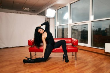 Dans sınıfında güzel figürlü striptiz yapan çekici bir kız. Striptiz dansı. Strip 'i çerçevele. Spor..