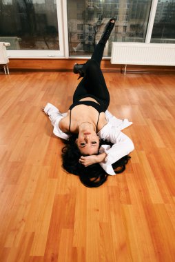 Dans sınıfında güzel figürlü striptiz yapan çekici bir kız. Striptiz dansı. Strip 'i çerçevele. Spor..