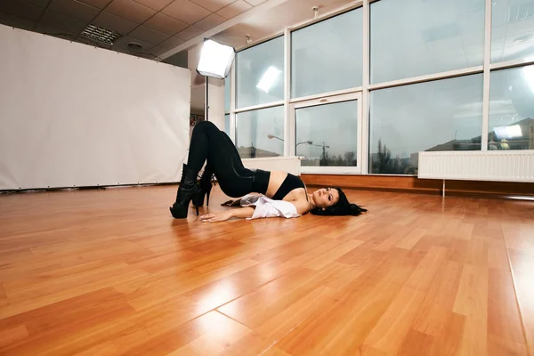 Chica atractiva con una buena figura bailando strip-plastic en la clase de baile. Baile de striptease. Enmarque la tira. Deporte . — Foto de Stock