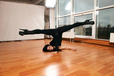 Dans sınıfında güzel figürlü striptiz yapan çekici bir kız. Striptiz dansı. Strip 'i çerçevele. Spor..