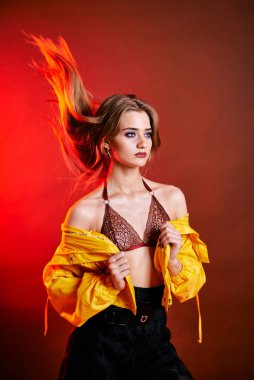 Güzel genç bir kadın portreye bakıyor. Temiz ciltli, model bir kız..