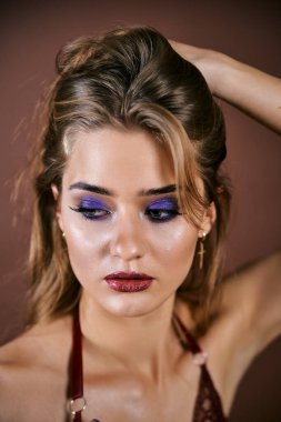 Güzel genç bir kadın portreye bakıyor. Temiz ciltli, model bir kız..