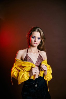 Güzel genç bir kadın portreye bakıyor. Temiz ciltli, model bir kız..