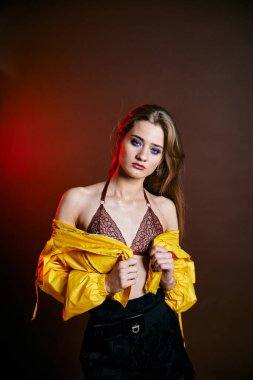 Güzel genç bir kadın portreye bakıyor. Temiz ciltli, model bir kız..