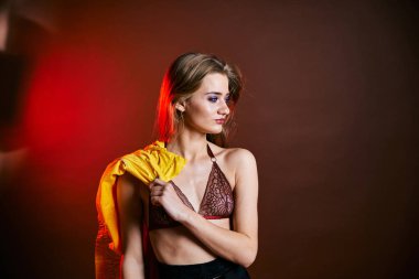 Güzel genç bir kadın portreye bakıyor. Temiz ciltli, model bir kız..