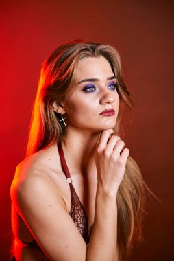 Güzel genç bir kadın portreye bakıyor. Temiz ciltli, model bir kız..