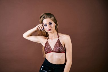 Güzel genç bir kadın portreye bakıyor. Temiz ciltli, model bir kız..