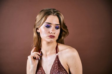 Güzel genç bir kadın portreye bakıyor. Temiz ciltli, model bir kız..