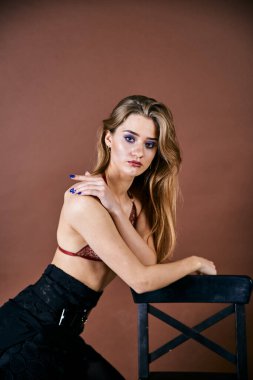 Güzel genç bir kadın portreye bakıyor. Temiz ciltli, model bir kız..