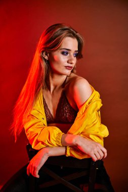 Güzel genç bir kadın portreye bakıyor. Temiz ciltli, model bir kız..