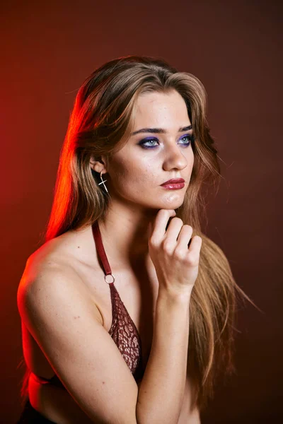 Beleza jovem mulher rosto retrato. Menina modelo com pele limpa fresca perfeita . — Fotografia de Stock