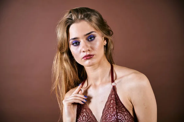 Beleza jovem mulher rosto retrato. Menina modelo com pele limpa fresca perfeita . — Fotografia de Stock