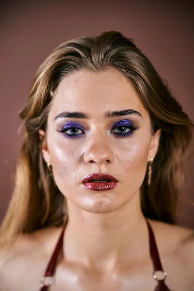 Schönheit junge Frau Gesicht Porträt. Model-Mädchen mit perfekt frischer, sauberer Haut. — Stockfoto