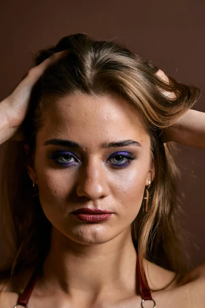 Schoonheid jonge vrouw gezicht portret. Model meisje met perfecte frisse schone huid. — Stockfoto