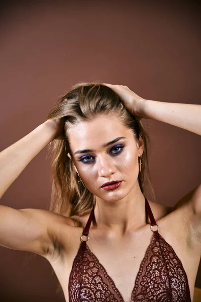 Szépség fiatal nő arc portré. Modell lány tökéletes friss tiszta bőr. — Stock Fotó