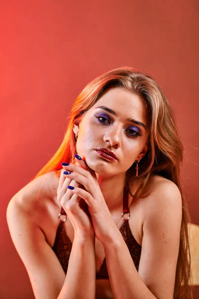 Belleza joven retrato de la cara. Modelo chica con la piel limpia fresca perfecta . — Foto de Stock