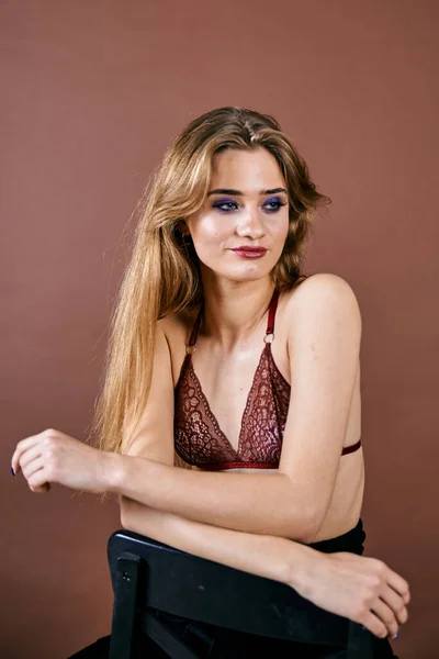 Beleza jovem mulher rosto retrato. Menina modelo com pele limpa fresca perfeita . — Fotografia de Stock