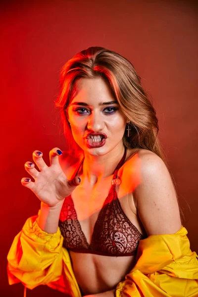 Belleza joven retrato de la cara. Modelo chica con la piel limpia fresca perfecta . — Foto de Stock