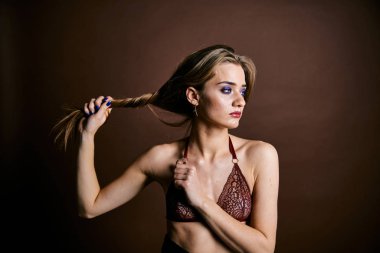 Güzel genç bir kadın portreye bakıyor. Temiz ciltli, model bir kız..