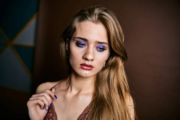 Skönhet ung kvinna står inför porträtt. Modell flicka med perfekt fräsch ren hud. — Stockfoto