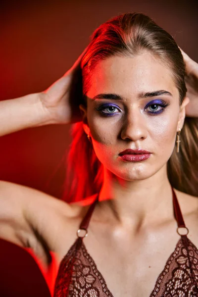 Skönhet ung kvinna står inför porträtt. Modell flicka med perfekt fräsch ren hud. — Stockfoto