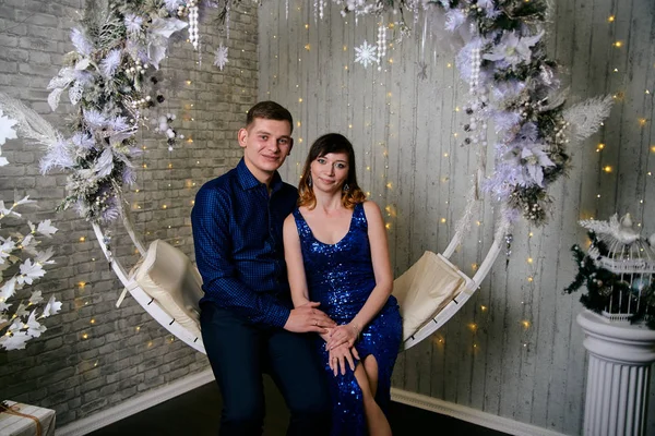 Jovem família comum. Jovens marido e mulher. feliz jovem casal . — Fotografia de Stock