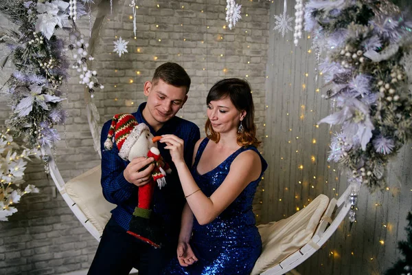 Young ordinary family. Young husband and wife. Happy young couple. — Stock Photo, Image