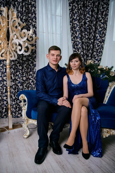 Fiatal, hétköznapi család. Fiatal férj és feleség. Boldog fiatal pár.. — Stock Fotó