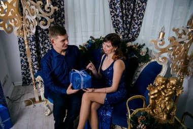 Genç, sıradan bir aile. Genç karı koca. Mutlu genç çift.