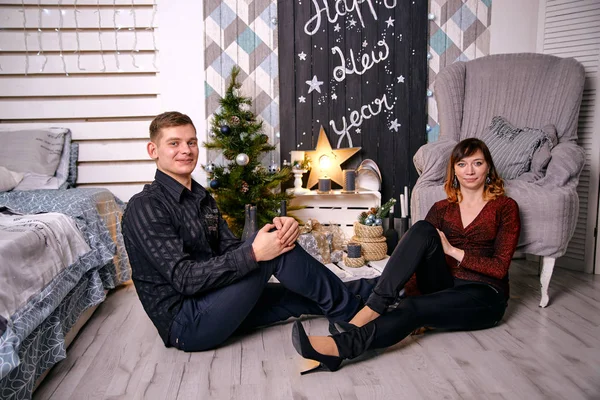 Happy young hetero couple at home. Home interior. — Stock Photo, Image