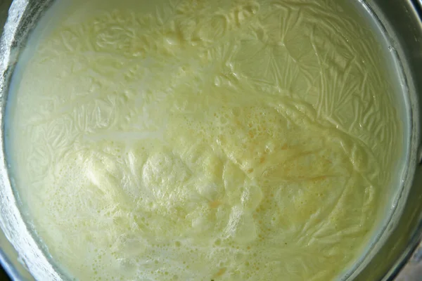 Tavada kaynamış süt. Süt köpüğü.