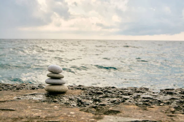 平衡，心平气和，不同大小的石头形成一个金字塔. — 图库照片