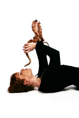 Siyah elbiseli ve yılanlı güzel bir kadın. Mükemmel makyajlı kızıl model kız..