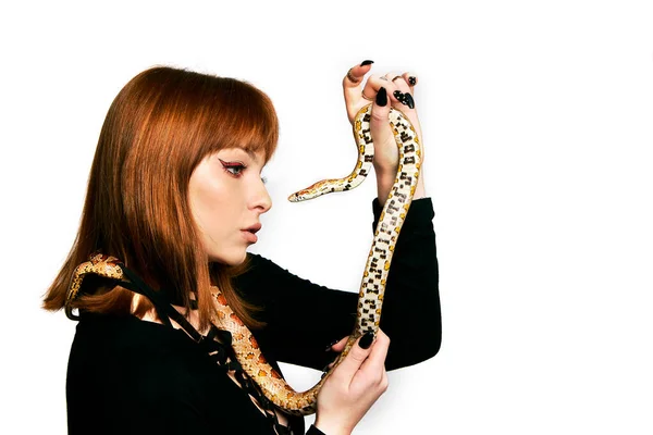 黒のボディウェアとヘビの美しい女性。ジンジャーモデル女の子とともにファッション完璧な構成. — ストック写真