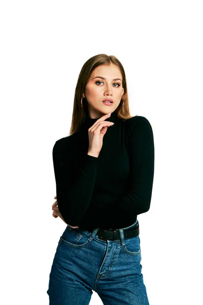 Közelkép egy gyönyörű fiatal nőről fekete pulóverben. Szőke modell lány divat tökéletes smink. — Stock Fotó