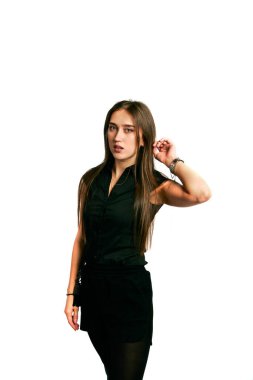 Siyahlar içinde güzel bir genç kadının portresi. Farklı duyguları olan model bir kız..