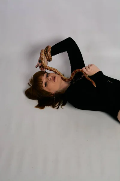 Hermosa Mujer Ropa Cuerpo Negro Serpiente Chica Modelo Jengibre Con — Foto de Stock