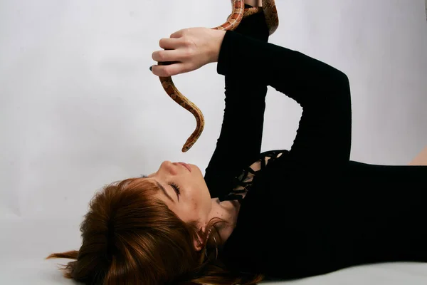 Belle Femme Body Noir Serpent Gingembre Fille Modèle Avec Mode — Photo