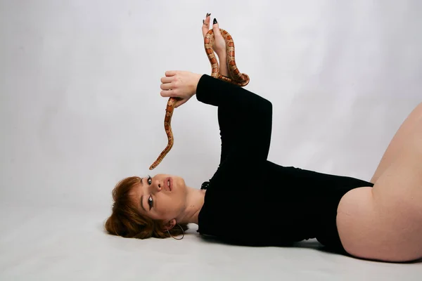 Belle Femme Body Noir Serpent Gingembre Fille Modèle Avec Mode — Photo