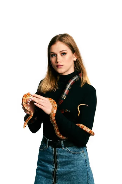 Gyönyörű Fekete Testben Kígyóban Szőke Modell Lány Tökéletes Sminkkel Csúcskategóriás — Stock Fotó