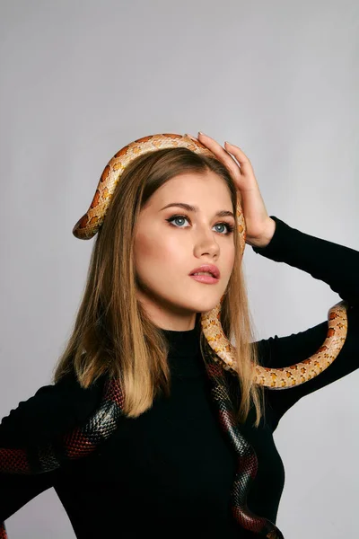 Gyönyörű Fekete Testben Kígyóban Szőke Modell Lány Tökéletes Sminkkel Csúcskategóriás — Stock Fotó