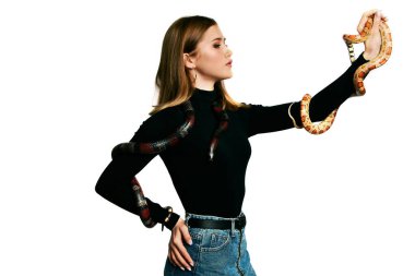 Siyah elbiseli ve yılanlı güzel bir kadın. Mükemmel makyajlı sarışın manken kız. Üst düzey rötuş. Beyaz arka plan. Taze ciltli genç bir kadın. Yüzünde yılan olan bir kadın..