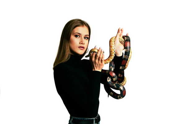黒のボディウェアとヘビの美しい女性 ファッションとブロンドモデルの女の子は完璧な構成します ハイエンドのリタッチ 白地だ完璧な新鮮な肌を持つ若い女性 顔の周りに蛇のいる女 — ストック写真